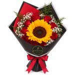 Ramo cono con 10 rosas y girasol al centro