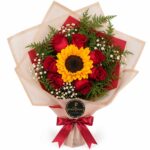 Ramo buchón con 1 girasol y 7 rosas